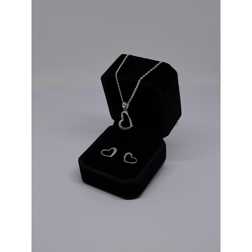 Conjunto de colar e brincos apresentado em um estojo preto para presente